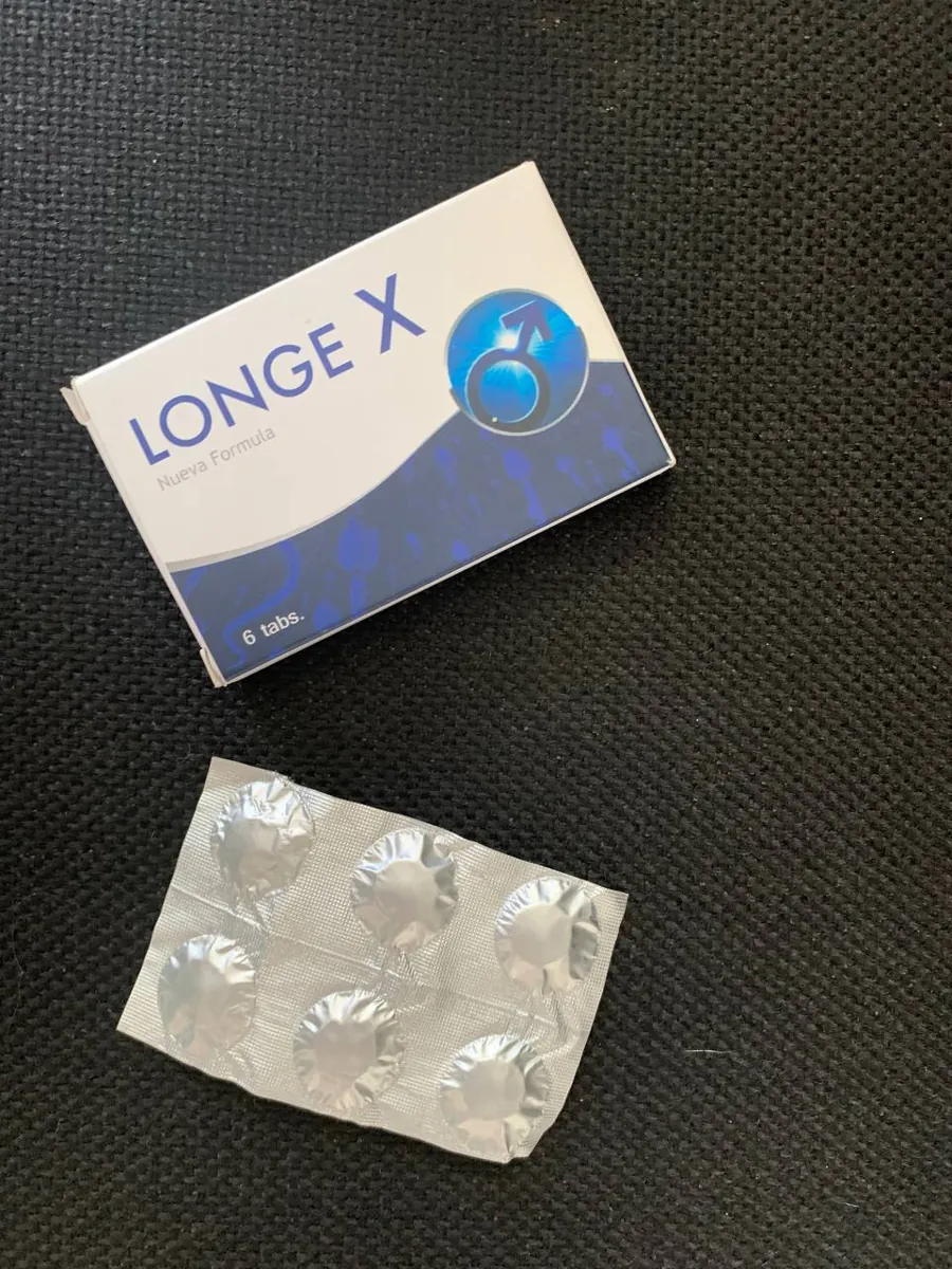 Caja de Longe X y blíster con tableta azul sobre la mesa